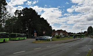 Von der derzeitigen Bus-Wendeschleife bis zum Bahnübergang wird die Sennestraße erneuert. Deshalb fahren die Busse anders als bisher. - Raphael Athens