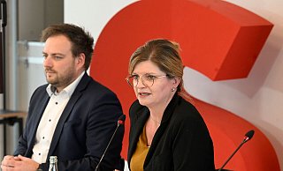 Die Parteichefin der SPD in Nordrhein-Westfalen, Sarah Philipp, und Generalsekretär Cordes stellen eine außergewöhnliche Kampagne vor. (Archivbild) - Roberto Pfeil/dpa