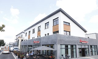  In dem Gebäude am Ortseingang feiern Investoren, Mieter, Gäste und Kunden am 31. August den Geschäftsauftakt. - Burkhard Hoeltzenbein