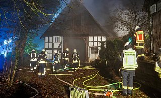 Rund 60 Feuerwehrleute aus Borchen bekämpften in der Nacht zu Donnerstag den Brand eines Fachwerkhauses an der Mallinckrodtstraße in Nordborchen. - Ralph Meyer