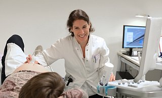 Constanze Banz-Jansen, Chefärztin der Frauenklinik am Evangelischen Klinikum Bethel, untersucht eine Schwangere. Um unnötige Kontakte zu vermeiden, zeigen wir ein Archivfoto. Aktuell tragen die alle Mitarbeiter Mundschutz. - Evangelischen Klinikum Bethel