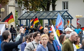 Nicht nur im Wahlausschuss sorgte der AfD-Bürgermeisterkandidat Marvin Weber für Empörung, sondern auch dessen Auftreten bei einer Kundgebung im August, bei der sich rund 1.500 Gegendemonstranten zusammenfanden. - Niklas Tüns