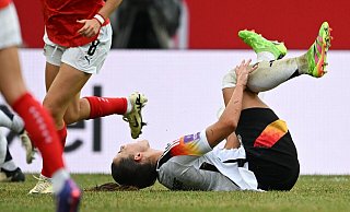 Am Knie verletzt: Lena Oberdorf. - Sebastian Christoph Gollnow/dpa