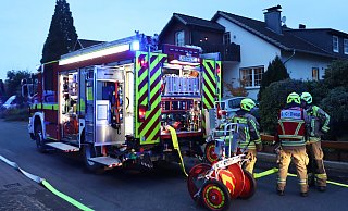 Der in der Vom-Stein-Straße gemeldete Kellerbrand erweist sich als kräftige Verpuffung an der Ölzentralheizung. - Feuerwehr