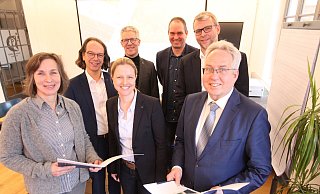 Stellten die Ergebnisse der Umfrage vor: Birgit Schnieder (v. l.), Marco Rieso (Referatsleiter IHK), Alxandra Altmann, Jan Ottensmeyer (IHK-Industrieausschuss), Guido Möhlmann (IHK-Vollversammlung), Götz Dörmann und Jürgen Müller. - Björn Kenter