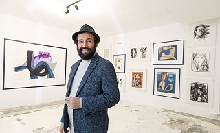 Inmitten seiner Kunst aus 25 Jahren: Aatifi kann seine Werke heute auf viel freier Fläche im Schauraum präsentieren. - Oliver Krato