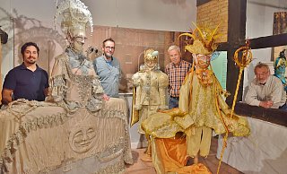 Neustart: Museumspädagoge Marcus Coesfeld, Horst Raack, Hans-Peter Tietze und Werner Best (v. l.) schauen sich einige der fantasievollen Kostüme aus dem Karneval in Venedig an, die derzeit in der Werburg zu sehen sind. ⋌⋌Foto: Mareike Patock - Mareike Patock, Mareike Patock