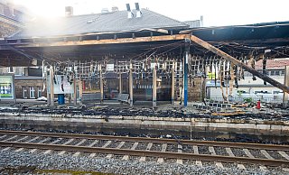 Das von den Flammen zerstörte Dach über den Gleisen 1 und 2 am Bielefelder Hauptbahnhof. - Christian Mathiesen