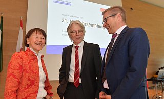 Farbtupfer: „Vizepräsidentin“ Monika Paskarbies verlieh dem Neujahrsempfang des Kreissportbundes auch mit ihrem Outfit eine eigene Note. Dem KSB-Vorsitzenden Hans Feuß und Gastredner Winfried Kösters (r.) schien das zu gefallen. Fotos: Jens Dünhölter - Jens Dünhölter