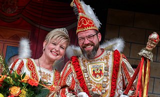 Mit Michael IV. Sellemerten und Karin I. Lummer haben zwei echte Insider des Karnevals den Narrenthron erklommen. - Birgit Vredenburg