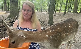 Seitdem Linus ganz in das Gehege in der Oeynhauser Schweiz umgezogen ist, besucht ihn Leihmutter Nicole Gröger täglich. - Elke Niedringhaus-Haasper