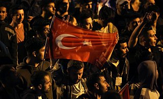 Anhänger von Kilicdaroglu jubeln vor der Parteizentrale in Ankara. - -/AP/dpa