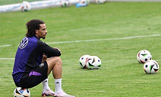 Im letzten EM-Test gegen Griechenland plant der Bundestrainer offenbar mit Leroy Sané. - Federico Gambarini/dpa