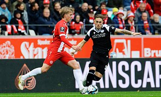 Arminia Bielefelds Leandro Putaro (r.) versucht Essens Felix Götze vom Ball zu trennen. - imago images