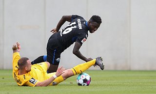 Johannes Dörfler (r.), hier im Testspiel gegen seinen Ex-Klub KFC Uerdingen, wagte einen neuen Anlauf beim SC Paderborn. Und dieser könnte nun zum Erfolg führen. - picture alliance