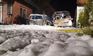 Zwei Autos gingen in Flammen auf. - Feuerwehr Enger