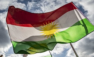 Bei den aktuellen Protesten gegen die Türkei-Offensive ist die "Ala Rengîn", die als Nationalflagge des kurdischen Volkes gilt, vielfach zu sehen. - Symbolfoto: picture alliance/dpa