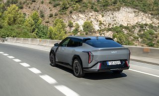 Optisch auf jeden Fall eigenständig: Neben dem normalen Kompakten wird es den Kia EV4 auch als Fastback geben. - Kia/dpa-tmn