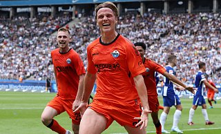 Neuzugang Felix Götze, der hier seinen Treffer beim 2:1-Sieg in Berlin bejubelt, schwang sich beim SCP auf Anhieb zum Abwehrchef auf. Auch die Novizen Tjark Scheller (l.) und Santiago Castaneda (l., verdeckt) erweisen sich als wertvolle Verstärkungen. - Imago Images