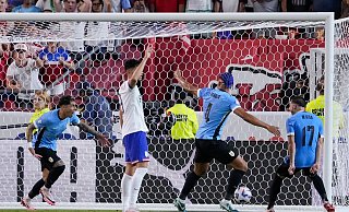 Uruguays Mathias Olivera (l) entscheidet mit seinem Tor das Aus der US-Mannschaft. - Ed Zurga/AP/dpa