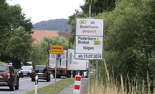 Umwege: In Godelheim ist die Fahrt über die B64 nach Brakel nicht mehr möglich. Der Verkehr wird über Höxter und Bosseborn beziehungsweise Amelunxen umgeleitet. - Hermann Ludwig