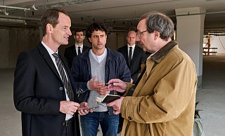Zwischen allen Stühlen, allen Fronten und allen Interessen: Tom Middeldorf (Jörg Hartmann), Andrea di Carlo (Serkan Kaya) und Josef Asch (Rainer Bock). - WDR/Frank Dicks