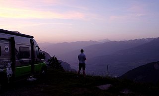 Einsame Weite: Wer mit seinem Camper als einziger auf einem abgelegenen Hof übernachtet, hat die Umgebung oft für sich. - Daniela Pensold/Landvergnügen/dpa-tmn