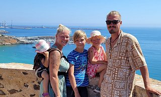 Patchwork-Familie Brömstrup wohnt auf einem Boot: Nesthäkchen Malia (2, v.l.), Mutter Denise (31), Sohn Marlon (12), Tochter Marielle (5) und Vater Jonathan (32). - Neue Westfälische
