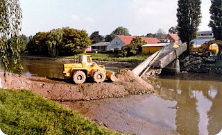 Ein erster Bau der gefragten Brücke wurde abgerissen. Der Vorderlader hat sich seinen Weg zur Baustelle im Fluss gebaut. - Sammlung Mathias Polster