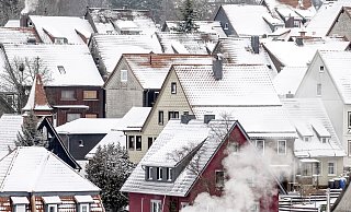 Im Vergleich zum Vorjahreszeitraum sind Wohnungen und Häuser im Schnitt um 10,2 Prozent günstiger geworden. - Swen Pförtner/dpa