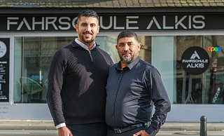 Murat und Neset Alkis haben sich für ihre jährliche Weihnachtsfeier in ihrer Fahrschule etwas besonderes einfallen lassen. - Andreas Zobe