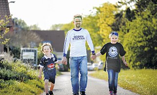 Das Wandern ist des Fans Lust: Knut Wienböker (50) in seinem Arminia-Trikot von 1982 und mit seinen Kindern Max (6) und Paula (10), auch der Arminia zugetan. - Andreas Frücht