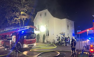 Die Feuerwehrleute waren rund zwei Stunden an der Rhedaer Straße in Gütersloh im Einsatz. - Throsten Heß