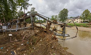 Eine Fussgängerbrücke in Ahrweiler wurde von der Flut zerstört. Die meisten Brücken über die Ahr sind zur Zeit unpassierbar. - picture alliance/dpa