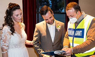 Marcela Ranft und Udo Hauschild haben sich am Samstag das Ja-Wort gegeben. Als spezielle Gäste waren kurzzeitig auch zwei Mitarbeiter des Ordnungsamtes, Philipp Wilkens (r.) und Frank Klöckner in der Hechelei vor Ort. Zur Silberhochzeit dürfte ein Erinnerungsfoto dieser Begegnung für Gesprächsstoff sorgen. - Christian Mathiesen
