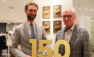 Franz und Ferdinand Klingenthal (von links) vor den Porträts der bisherigen Chefs der Modehäuser (oben von links) Ferdinand Klingenthal und Franz Klingenthal sowie (unten von links) Ferdinand Klingenthal und Felix Klingenthal. - Holger Kosbab