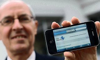 Amtsleiter Heinz Löwenberg zeigt die Internetseite des Kreises, über die man zu den Formularen gelangt.