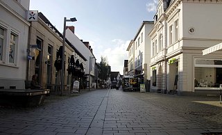 Wer gestern durch die Bünder Innenstadt ging, war mitunter ziemlich alleine unterwegs. Geschlossene Restaurants locken kaum Einkaufsbummler an. - Meiko Haselhorst