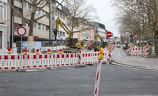 Blickrichtung vom Café Fritzenkötter aus: Hier gibt es schon ein paar Bauzäune weniger. Und die Schulstraße ist keine Sackgasse mehr. - Stadt Gütersloh