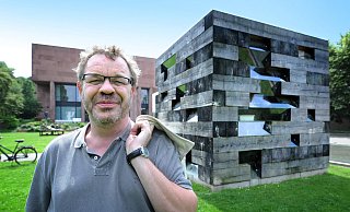 Freut sich auf Gesprächspartner: Stefan Brams erwartet seine Gäste in Sou Fujimotos Holzhaus vor der Kunsthalle. - Andreas Frücht