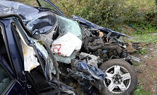 Auf der B55 in Rheda-Wiedenbrück sind ein Lastwagen und ein Auto kollidiert. - Andreas Eickhoff