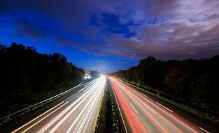 Eine Fahrt über die Autobahn - nicht für jeden erstrebenswert. (Illustration) - Julian Stratenschulte/dpa