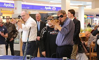 Augenklappe: (v.l.) Uwe Seidel und Markus Mertens am Schießstand, im Hintergrund beobachtet Friedrich Klingenthal den Wettkampf. - Marc Schröder
