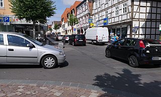 Wieder komplett offen: Die Warburger hanse hat sich dafür stark gemacht, dass die Obere Hauptstraße künftig ganztägig geöffnet bleibt. Mehrheitlich folgte der Rat der Stadt Warburg diesem Ansinnen. - Hermann Ludwig