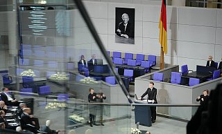 Frankreichs Präsident Emmanuel Macron spricht beim Trauerstaatsakt für Wolfgang Schäuble im Plenarsaal des Bundestags. - Kay Nietfeld/dpa