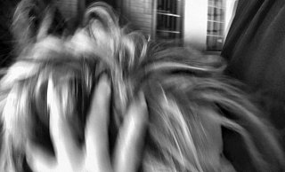 Die 30-Jährige riss den Wartenden Frauen unvermittelt und kräftig an den Haaren. - Symbolfoto: Andreas Frücht