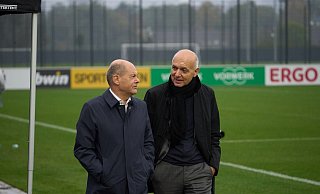 Bundeskanzler Olaf Scholz und im Gespräch mit DFB-Präsident Bernd Neuendorf. - Thomas Frey/dpa