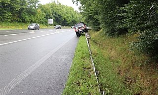 Der Geländewagen steht mit der gesamten rechten Fahrzeugseite auf einer Leitplanke an der Unfallstelle. - Kreispolizeibehörde Höxter