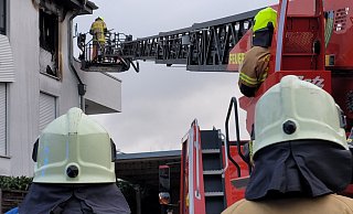 Nach ersten Informationen ist in der Penningstraße 4 in Bünde ein Dachstuhlbrand gemeldet worden. - Gerald Dunkel