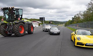 Mit umgedrehter Kabine geht der Xerion auf die Rennstrecke. „Verfolgt" von den hoch motorisierten Begleitern der Zeitschrift „Auto, Motor, Sport".  - Auto Motor Sport